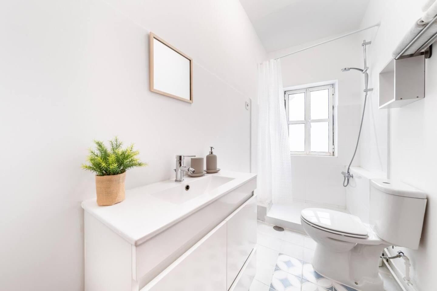 51 Bedroom Apartment Over Marqus De Pombal Lisbon